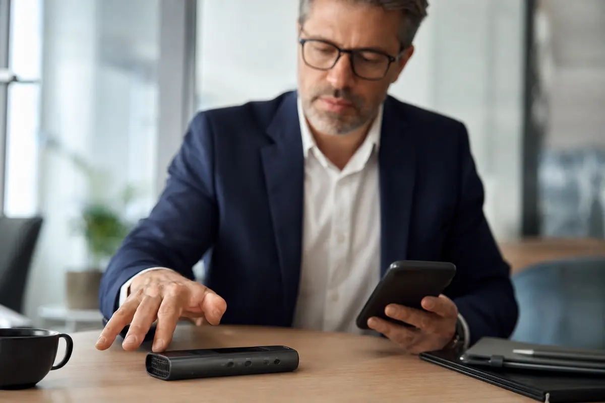 Registratore audio moderno accanto a smartphone per l’accesso remoto dei file